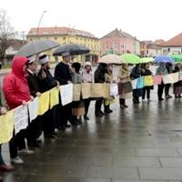 Majke i žene Srebrenice se okupile u Tuzli: Ogorčene zbog rođendanske čestitke zločincu Mladiću