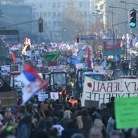 Tokom protesta studenata jedan motociklista teško povrijeđen