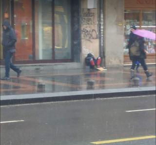 U centru Sarajeva: Modar i promrzao dječak traži pomoć