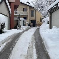 Snijeg u prigradskim naseljima u Sarajevu zatrpao ulice: Šta rade nadležni?!