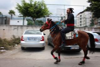 Turčin na glasačko mjesto došao na konju