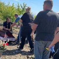 Sahrana brata Dankinog ubice: Majka kleči pored sanduka, zapalila mu svijeću