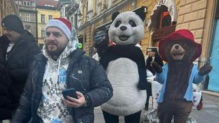 Najpopularniji bh. jutjuber pokazao humanost, Nuni podijelio stotine paketića u centru Sarajeva