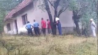 Mještani tvrde da je policija izvela migrante iz kuće, dok policija to ne potvrđuje