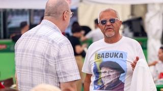 Emir Hadžihafizbegović na festivalskom trgu pojavio se u majici s likom Abdulaha Sidrana uz natpis "Babuka"