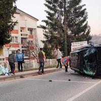 Teška nesreća u Tuzli: Prevrnuto vozilo na cesti, nastale velike gužve