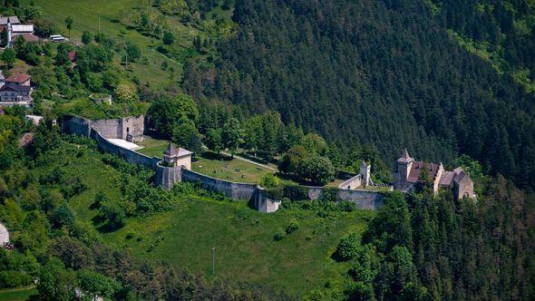 Tvrđava je smještena na uzvišenju iznad lijeve obale rijeke Une - Avaz