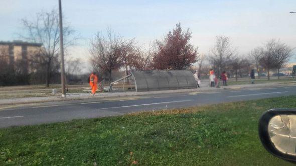 Srušeno bus stajalište - Avaz