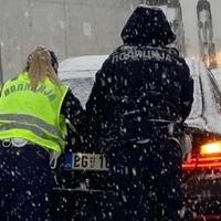 Vozač BMW-a u susjedstvu se zaglavio u snijegu: Pomogla mu plavokosa policajka