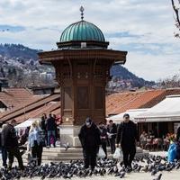 Turisti iskoristili lijepo vrijeme za posjetu Baščaršiji: Uživaju obilazeći znamenitosti