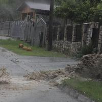 Video / Jako nevrijeme pogodilo Tuzlu, saobraćaj otežan