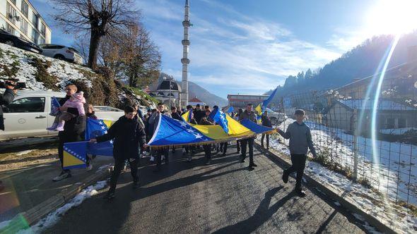 Defile djece u Srebrenici u povodu Dana državnosti BiH - Avaz