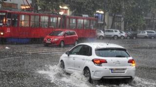 Posljedice nevremena u Beogradu: Tri osobe spašene, vjetar nosio krov sa zgrade parlamenta