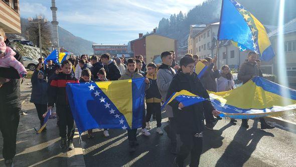 Defile djece u Srebrenici u povodu Dana državnosti BiH - Avaz