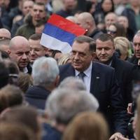 Zapjevalo se pred Narodnom skupštinom RS, stigao i Dodik, prisutni skandiraju njegovo ime