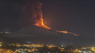 Etna ponovno izbacila pepeo i lavu