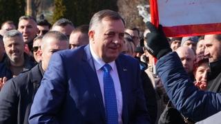 Video / Milorad Dodik u društvu kćerke Gorice stigao u Sud BiH: Dočekan aplauzima i uzvicima "Mile, Mile"