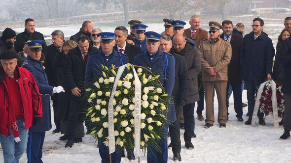 Polaganje cvijeća - Avaz