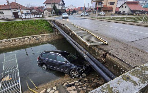 Sletjeli u kanal - Avaz