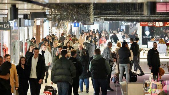 Gužve u tržnom centru u Sarajevu - Avaz