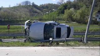 Saobraćajna nesreća autoputu kod Kaknja: BMW prevrnut na bok, vozač prevezen u zeničku bolnicu