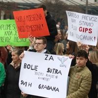 Poruke s protesta u Tuzli: "Zadnji kiks, bojkot GIPS", "Skuplja mjesečna, nego semestar", "Kako do diplome ako nemamo za kartu?"