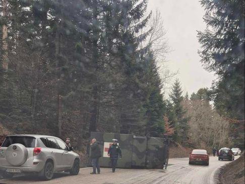 Vozilo OS BiH se prevrnulo na stranu - Avaz