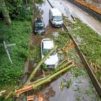 Jako nevrijeme pogodilo Njemačku: Oluja čupala drveće i nosila krovove