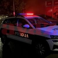 Muškarac pucao u Tuzli, sjeo u automobil pa udario u kuću, policija je na licu mjesta