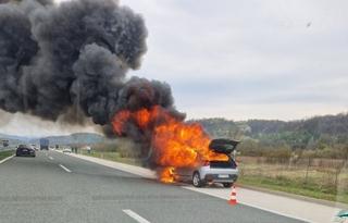 Izgorio automobil na autoputu kod Prnjavora