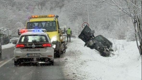 BMW završio pored puta - Avaz