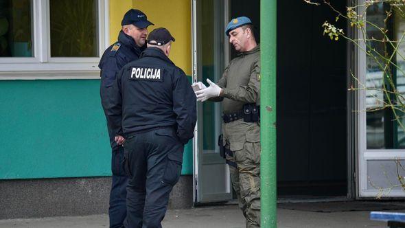 Policija ispred jedne osnovne škole u Sarajevu nakon dojave o bombi - Avaz