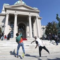 Demonstranti održali 15 minuta šutnje, pa gađali jajima zgradu Skupštine Srbije