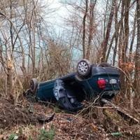 Vozilo izletjelo s ceste i prevrnulo se na krov, vozač pukom srećom bez povreda