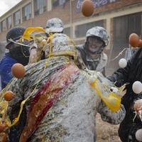 Smijeh i zabava u tradicionalnoj borbi brašnom i jajima u Španiji