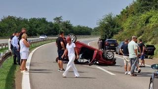 Teška nesreća u susjedstvu: Vozilo na krovu, djevojka leži na putu