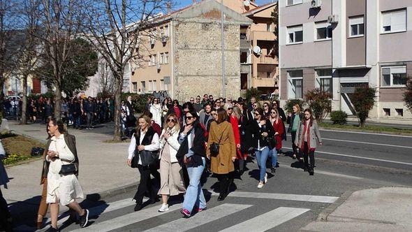 S jedne od protestnih šetnji: Traže više plaće - Avaz