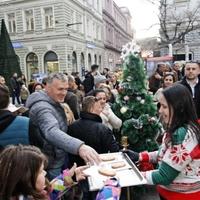 Karić dijelila hurmašice sugrađanima i turistima