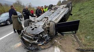 Jeziva nesreća kod Zenice: Jedna osoba poginula, automobil se prevrnuo na krov, saobraćaj obustavljen 