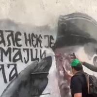 Građani Beograda uklanjaju mural Ratka Mladića na Vračaru