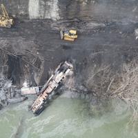 SAD: Teretni voz iskočio iz šina, povrijeđene tri osobe