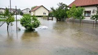 Besana noć u Međimurju: Vatrogasci i volonteri osiguravaju nasipe, Mura još narasla