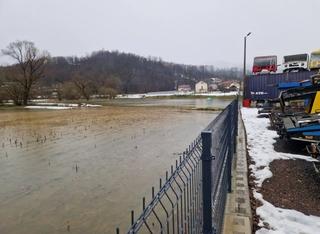 Zbog topljenja snijega, Sprečko polje pod vodom, klizišta ugrožavaju kuće