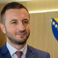 Efendić reagovao na prozivke, pa poručio: Trojka nije ni za šta osim za parade