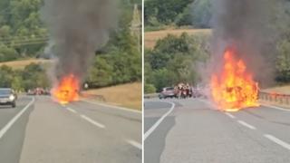 Video / Na Bradini izgorio automobil: Pogledajte kako je vatra progutala vozilo