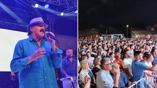 Druga noć Festivala prijateljstva u Goraždu: Rijeka ljudi sa Harisom Džinovićem pjeva njegove najveće hitove