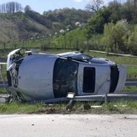 Saobraćajna nesreća autoputu kod Kaknja: BMW prevrnut na bok, vozač prevezen u zeničku bolnicu