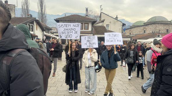 Poruke ispisane na transparentima - Avaz