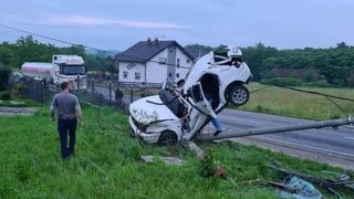 Teška saobraćajna nesreća kod Brčkog: Vatrogasci rezali automobil kako bi izvukli mladića, jedna osoba poginula