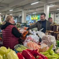 Premijer Crne Gore zbog bojkota kupovao na pijaci 